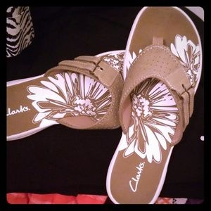 Clarks Flip flops